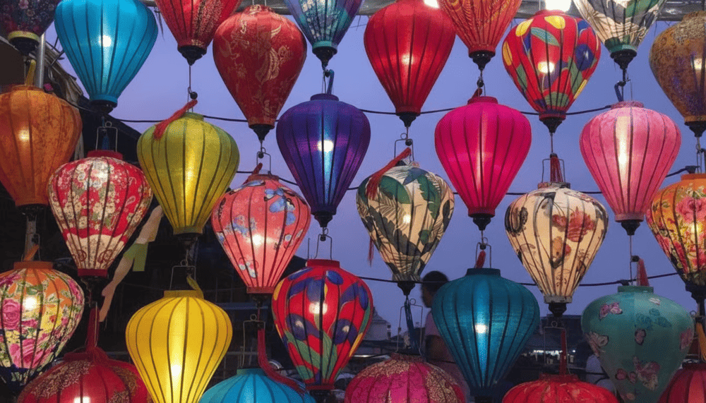 Colorful and dazzling lanterns light up Son Tra Night Market that fills the night with warmth and vibrancy
